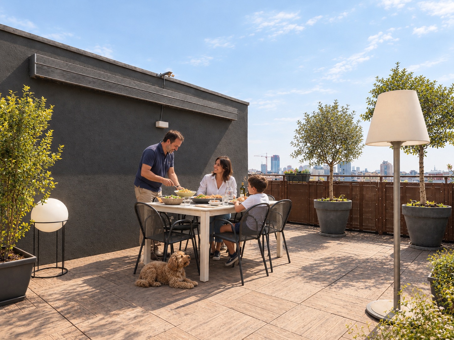 Pranzo in famiglia in terrazza, di giorno, con vista su Milano